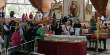 Fiéis rezam ao lado do caixão de dom Geraldo Magella Agnelo na Catedral de Londrina