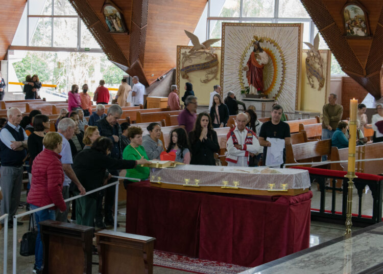 Fiéis rezam ao lado do caixão de dom Geraldo Magella Agnelo na Catedral de Londrina