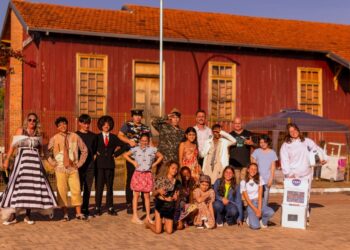 Grupo de teatro na Estação Ferroviária de Joaquim Távora