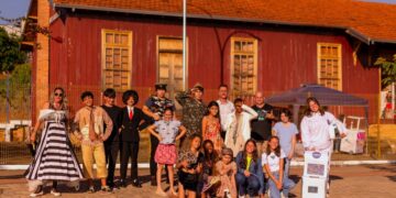 Grupo de teatro na Estação Ferroviária de Joaquim Távora