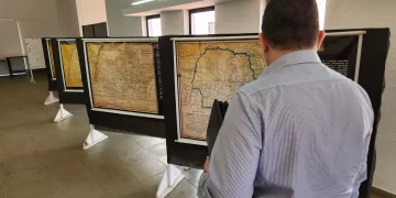 Visitante confere mapas históricos do Paraná na exposição na UEL