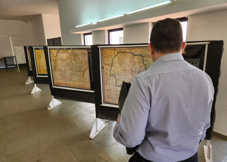 Visitante confere mapas históricos do Paraná na exposição na UEL