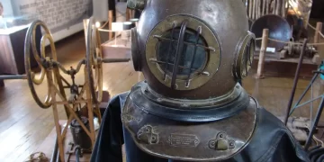 Escafandro usado por mergulhadores no garimpo, em exposição no Museu Histórico de Tibagi