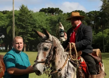 Romeiros resgatam tropeirismo em viagem de 650 km a cavalo